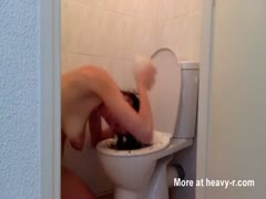 Scatgirl washes hair in toilet with shit